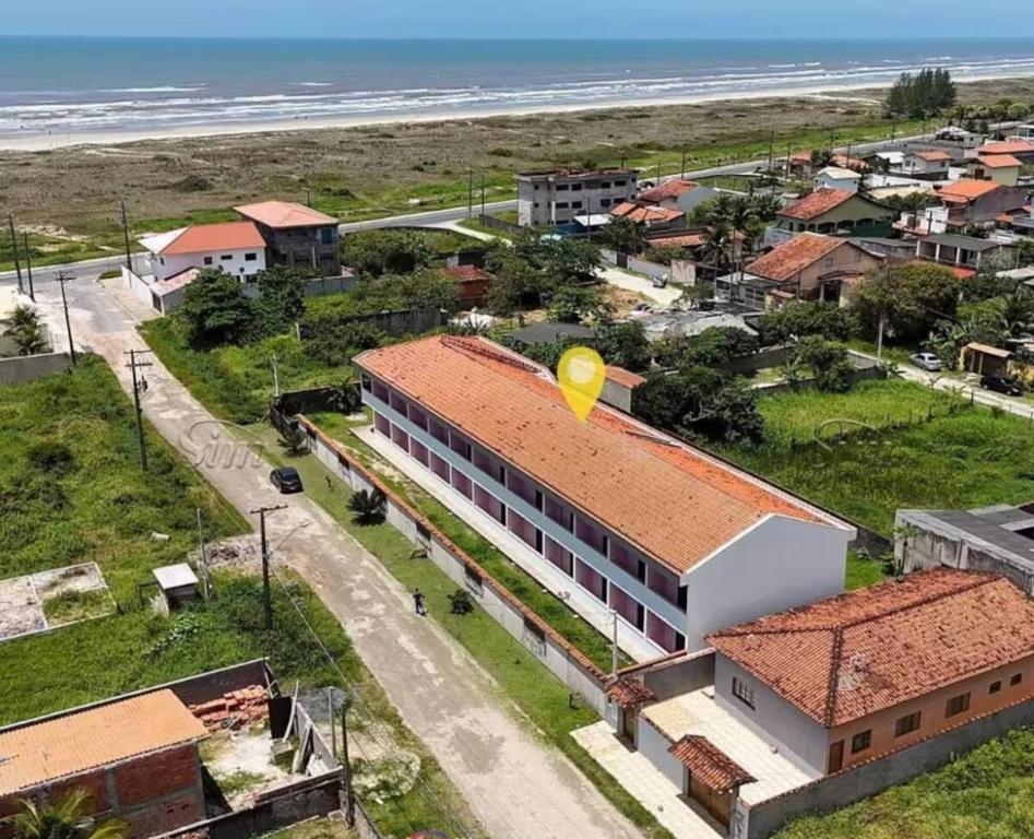 a yellow balloon sitting on top of a building next to the beach at Apartamento beira-mar in Ilha Comprida