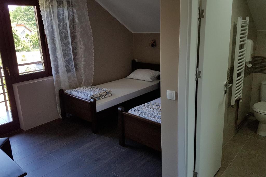 Postel nebo postele na pokoji v ubytování Apartmani Simić Valjevo