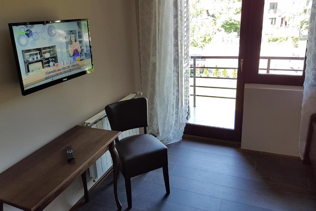 TV a/nebo společenská místnost v ubytování Apartmani Simić Valjevo