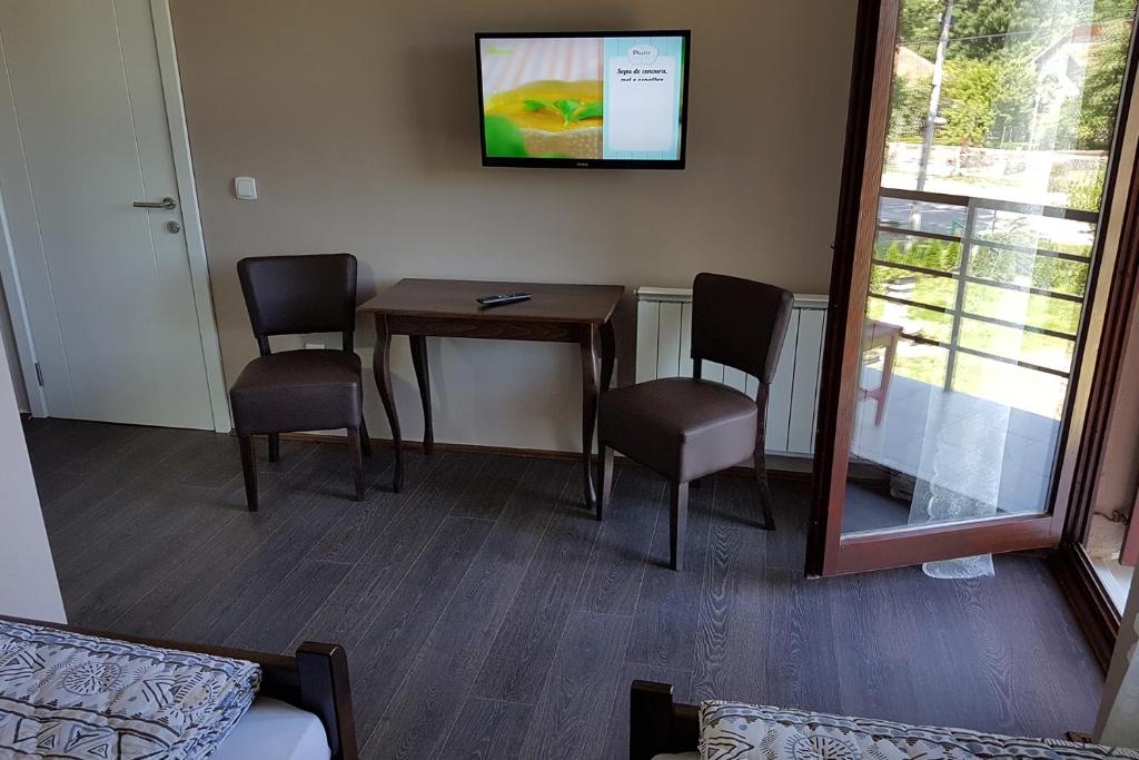 TV a/nebo společenská místnost v ubytování Apartmani Simić Valjevo
