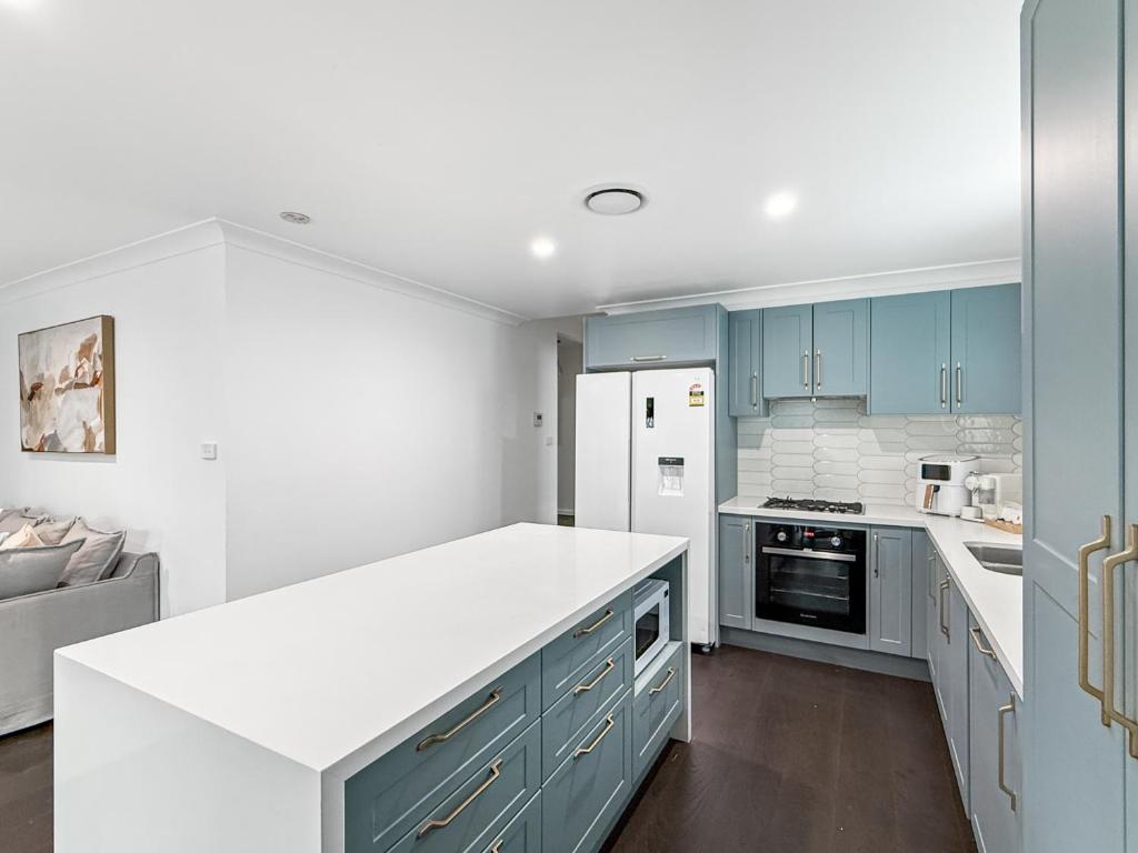 Η κουζίνα ή μικρή κουζίνα στο Spacious 3-Bedroom Home with Private Pool & BBQ