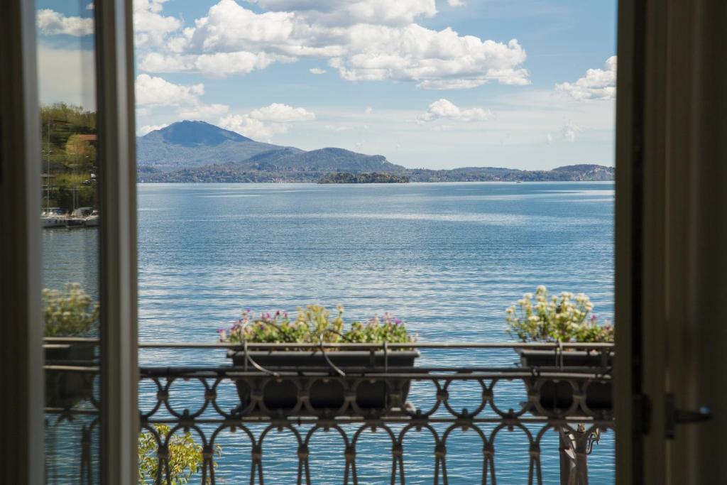 una ventana con vistas al lago en Appartamenti Vistaqua, en Baveno