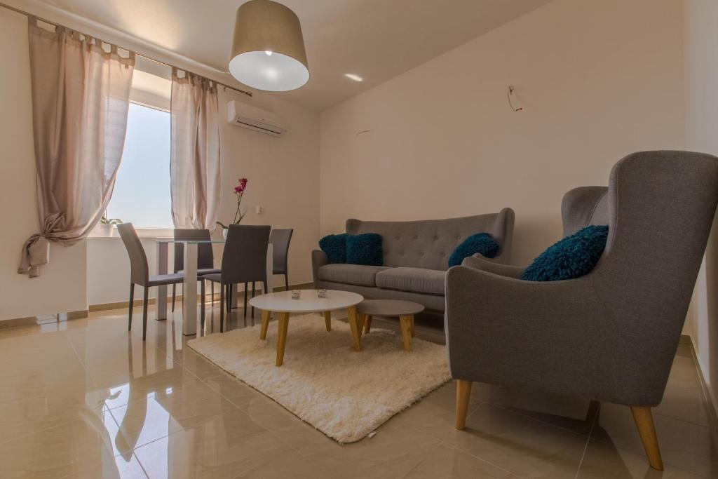 Captain Emo City Apartments - 18