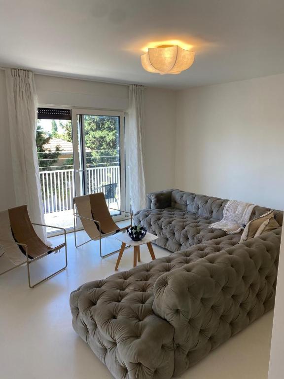 Apartment Oasis tesisinde bir oturma alanı