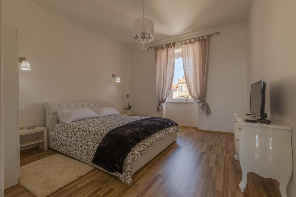 Captain Emo City Apartments - 19