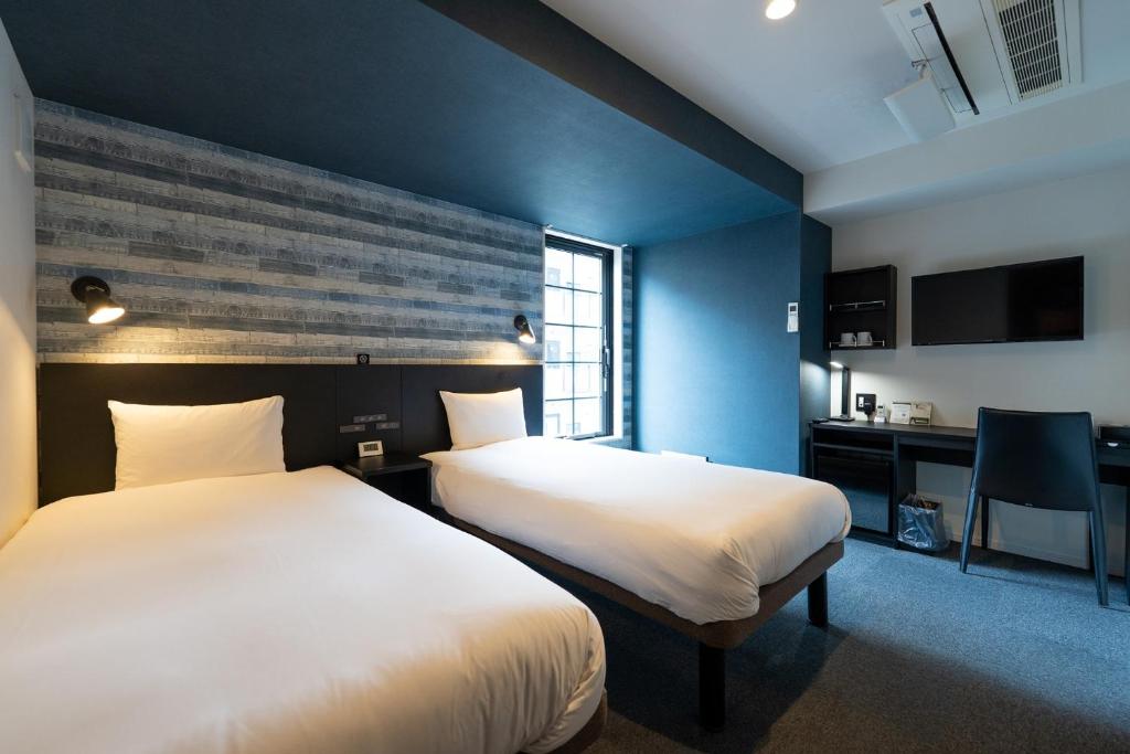 a hotel room with two beds and a desk at HOTEL TABARD TOKYO - Vacation STAY 64544v in Tokyo