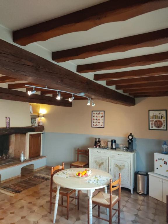a kitchen with a table and chairs in a room at Zen à Mazamet in Mazamet