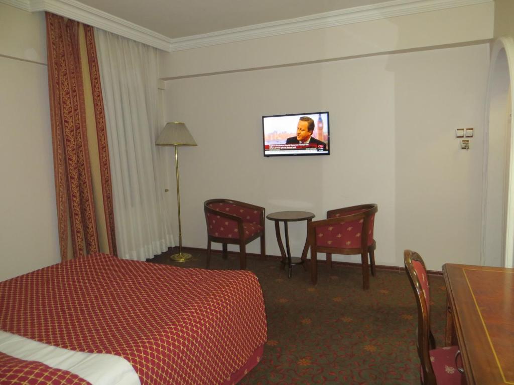 TV a/nebo společenská místnost v ubytování Ozilhan Hotel