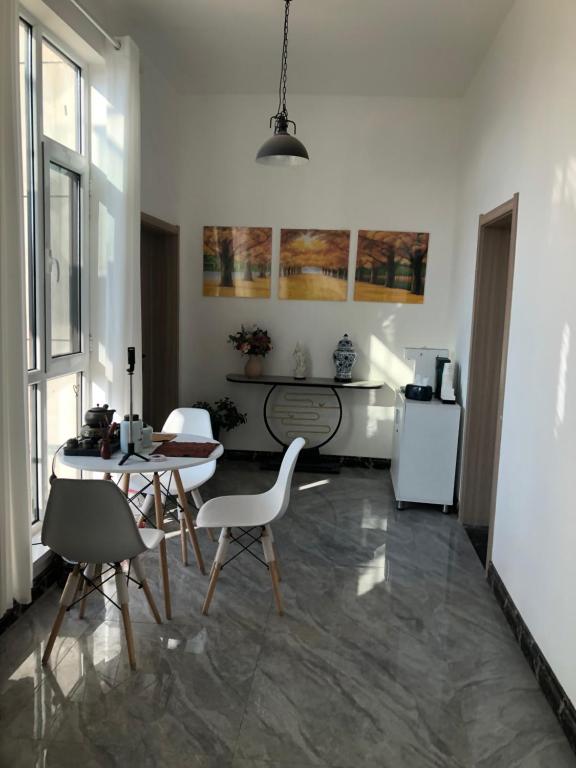 sala de estar con 2 sillas, mesa y mesa en Huaxiangli, 