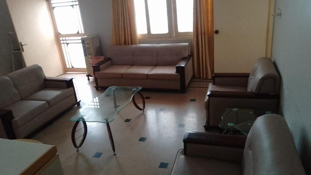 Posezení v ubytování 3 Bed Independent First Floor