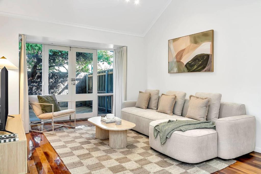Χώρος καθιστικού στο Urban Nest - Peaceful Parkside Retreat in the CBD