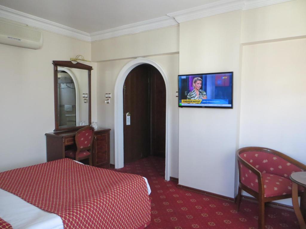 TV a/nebo společenská místnost v ubytování Ozilhan Hotel