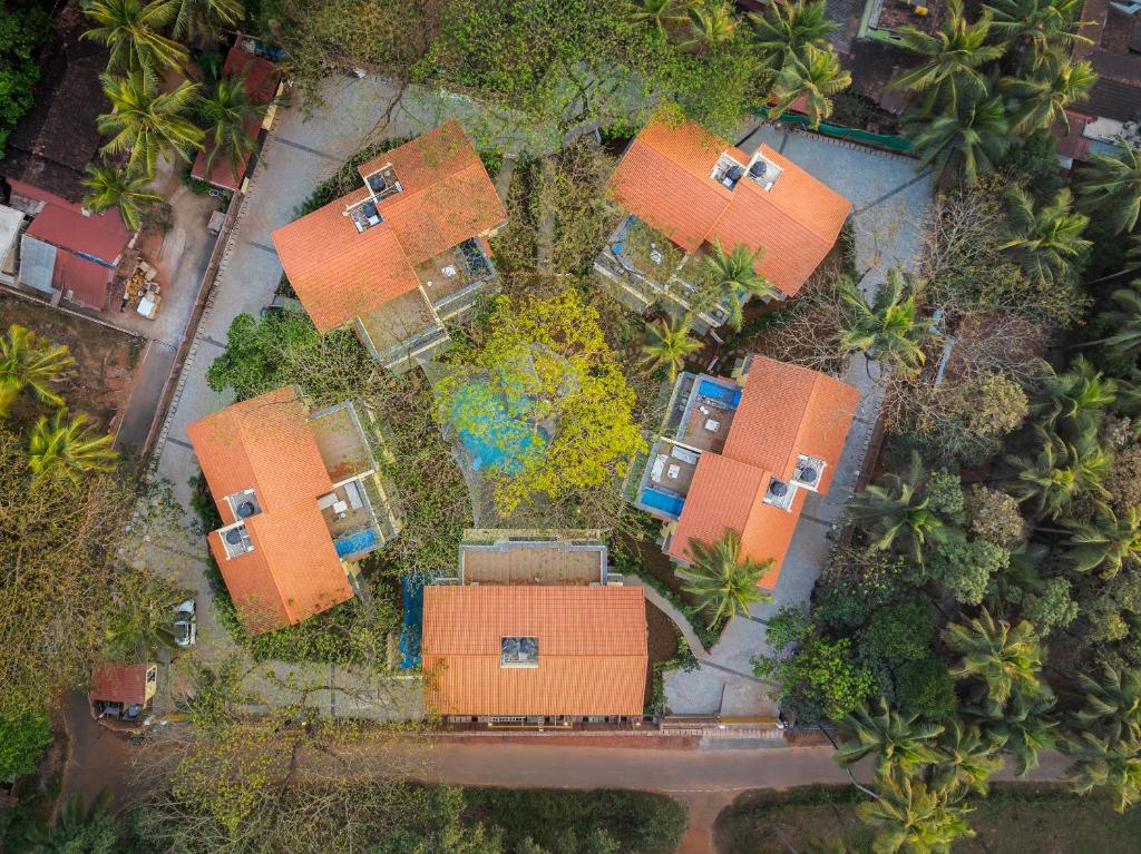 an overhead view of a house with a pool at 5-BHK Villa With Common Pool & Lift Near Beaches in Majorda