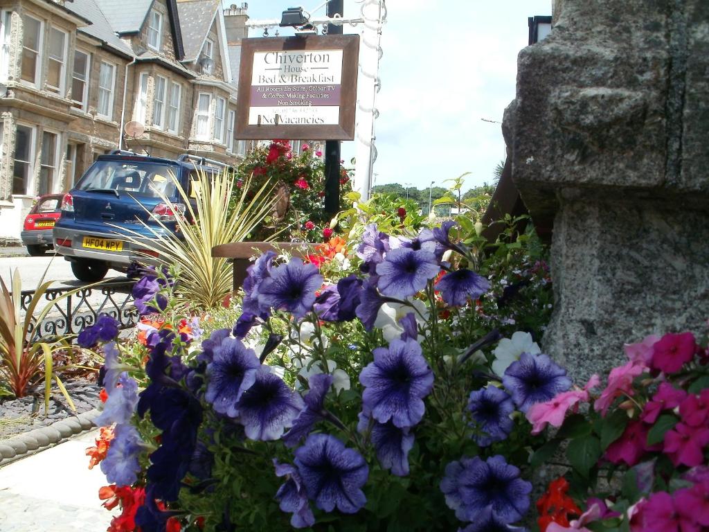 un ramo de flores delante de un cartel en Chiverton House Guest Accommodation en Penzance