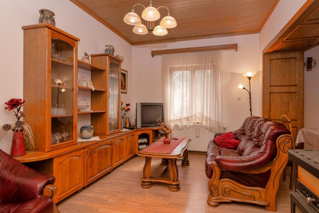 Televízia a/alebo spoločenská miestnosť v ubytovaní Holiday Home Leonida