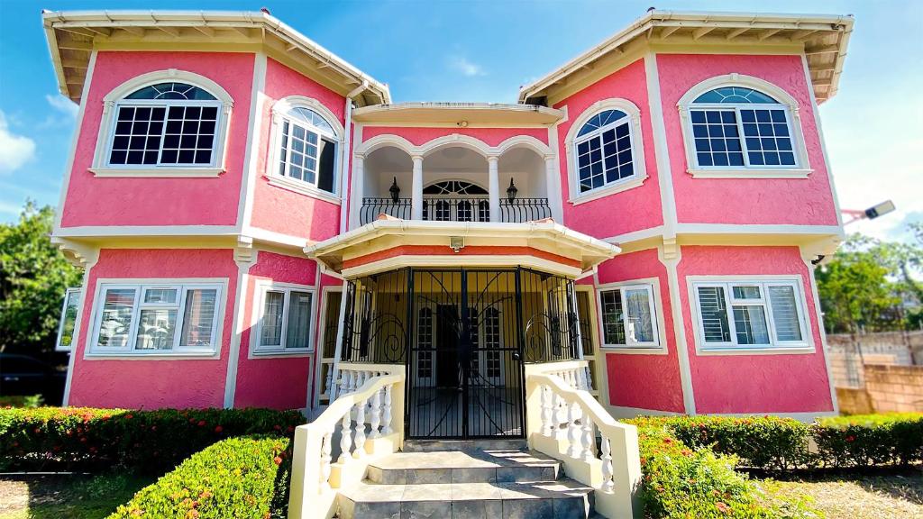 Bangunan di mana terletaknya rumah tamu ini