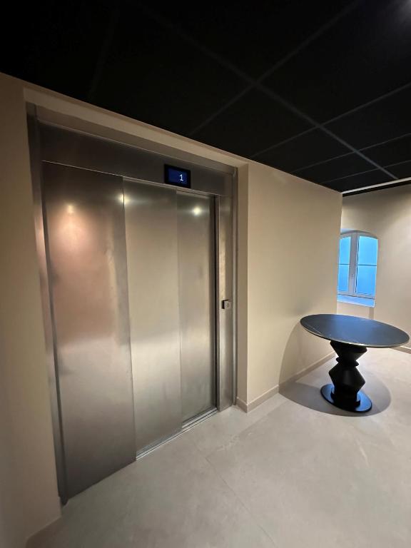 Hôtel Le Médiéval Palais des Papes - Resim 5