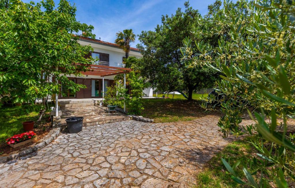 Κήπος έξω από το 1 Bedroom Nice Apartment In Malinska