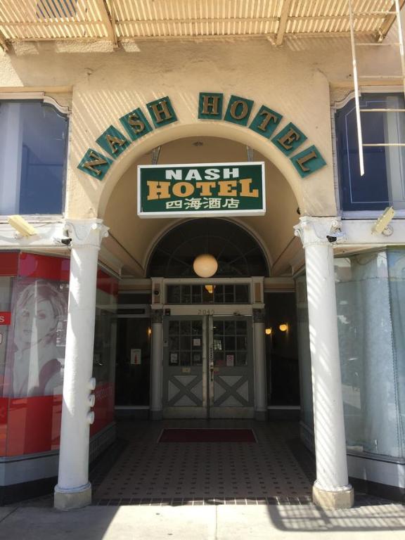 einen Haupteingang zu einem nash Hotel mit einem Schild in der Unterkunft Nash Hotel in Berkeley