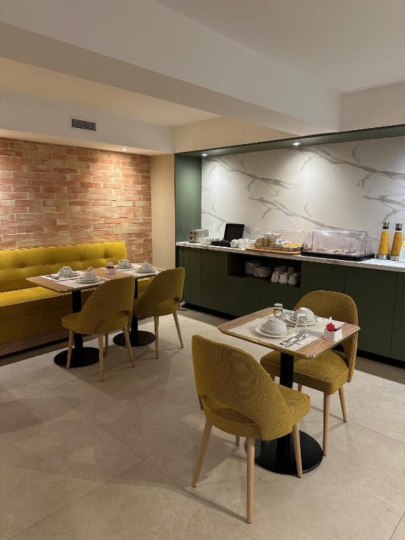 Hôtel Le Médiéval Palais des Papes - Resim 4