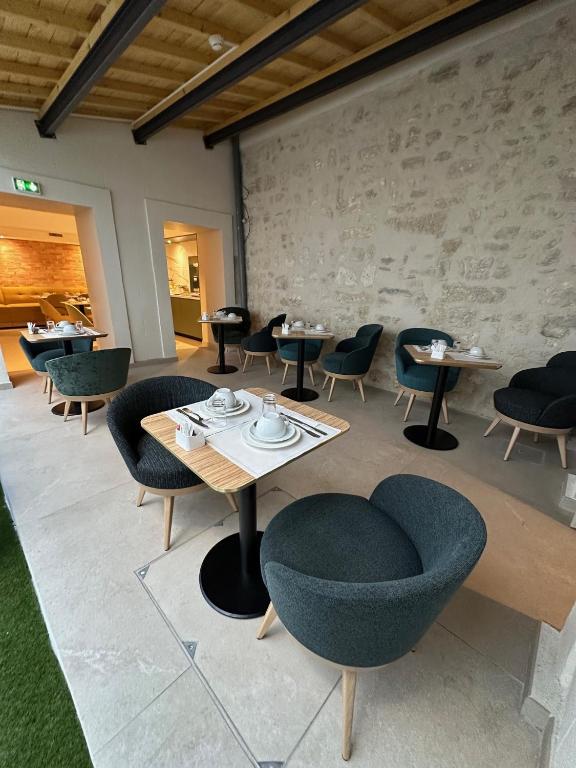 Hôtel Le Médiéval Palais des Papes - Resim 11