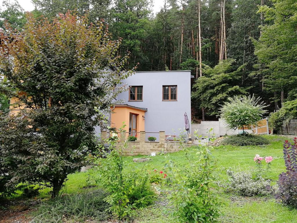 una casa blanca en medio de un jardín en Apartmán Červený Vrch, en Děčín