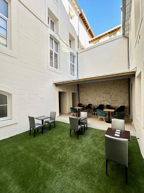 Hôtel Le Médiéval Palais des Papes - Resim 10