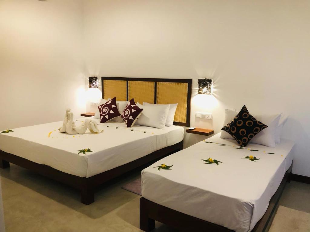 蒂瑟默哈拉默Wild loch yala的相邻房间设有两张床