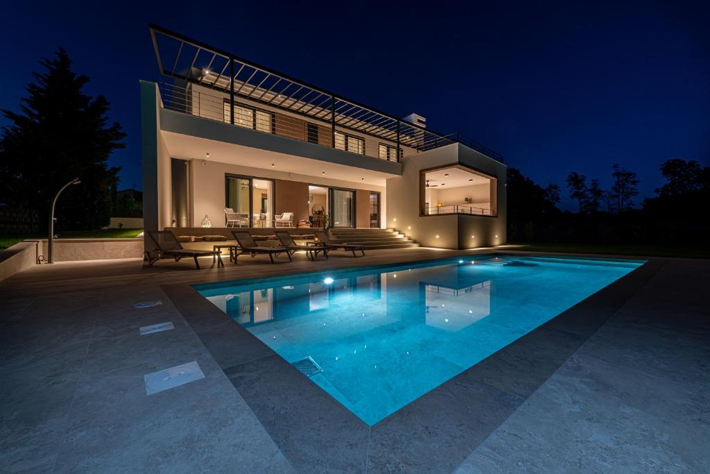 una piscina frente a una casa por la noche en Villa Castanea, en Heki