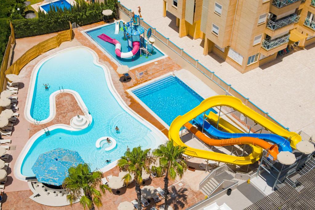 una vista aérea de una piscina con un parque acuático en Bakour La Manga Splash, en La Manga del Mar Menor