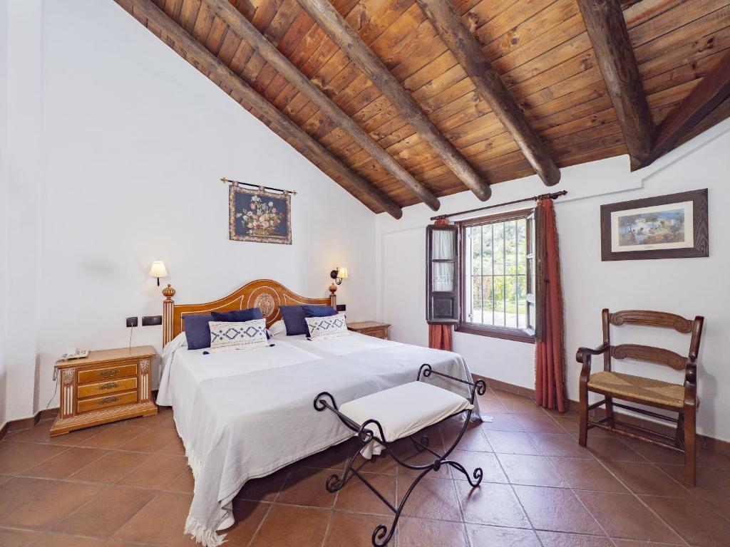Postel nebo postele na pokoji v ubytování Cubo's Hotel Cortijo San Antonio Caminito del Rey