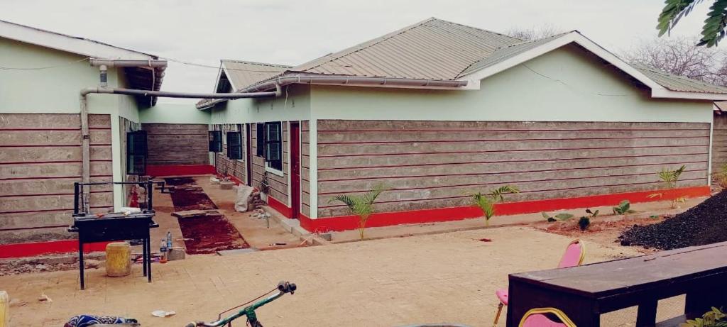 Kijani Resort في Libwezi: منزل أمامه ملعب