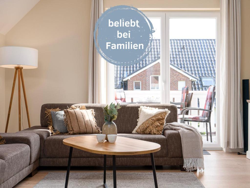un salon avec un canapé et une table basse dans l'établissement Lotsenglück Fehmarn, Nähe Hafen Burgstaaken, perfekt für Familien & Paare, à Burg