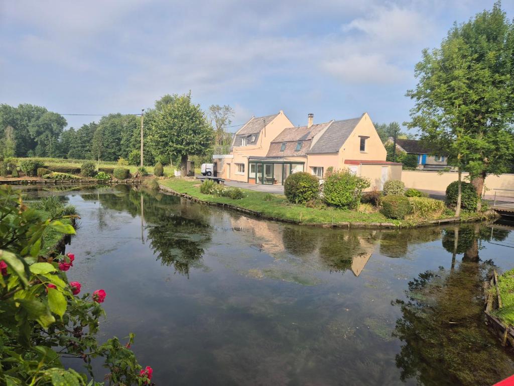 Thun-Saint-MartinにあるLa maison du Moulinの家屋付き川の横の家