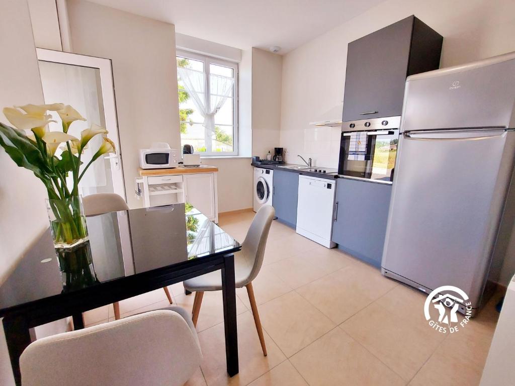 Η κουζίνα ή μικρή κουζίνα στο Les Petits Blés d'Or, gîte 2 personnes