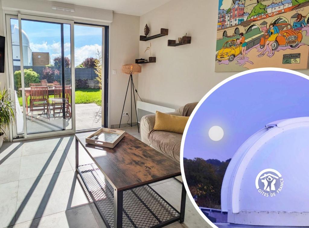 a living room with a living room with a dog house at Le Pêcheur d'étoiles in Origné