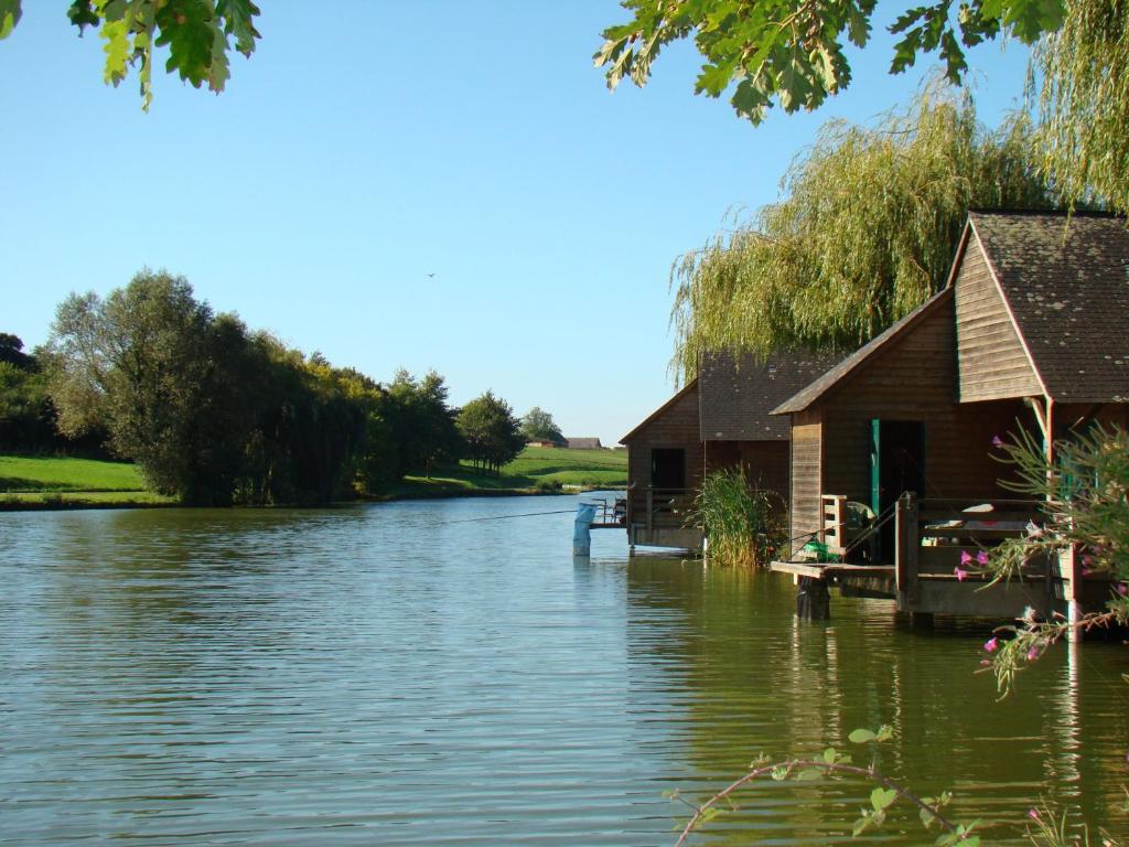 Udsigt til en flod der løber i nærheden af feriehuset