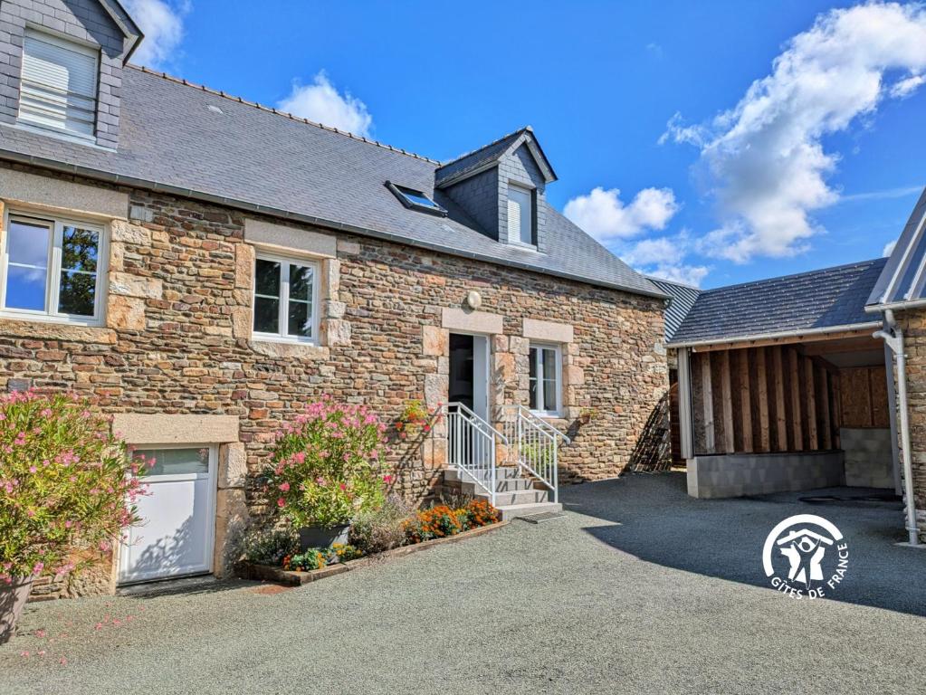 an exterior view of a brick house with a driveway at Les gallinettes in Neuilly-le-Vendin