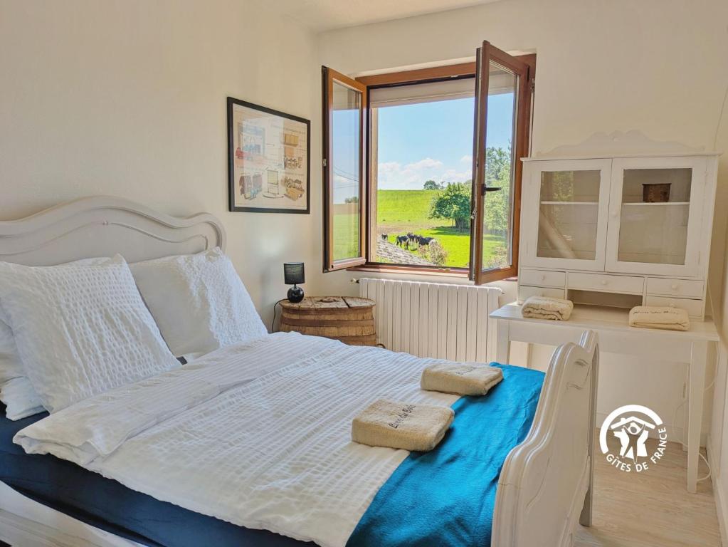 Un dormitorio con una cama y una ventana en Gîte Lign' Du Bois, 7 personnes, en Lesbois