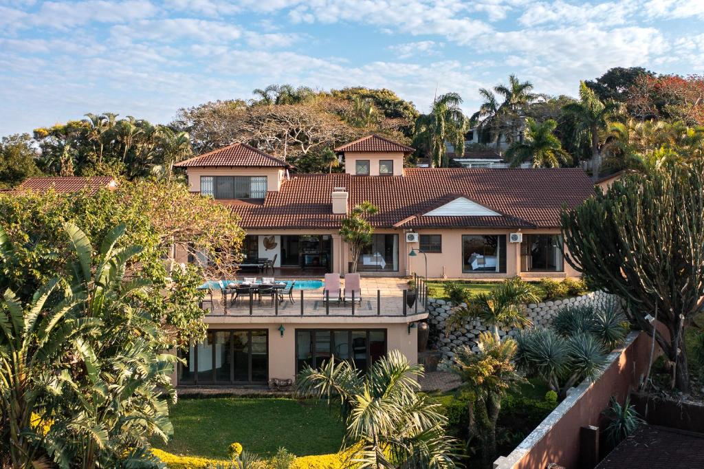 una vista aérea de una casa con jardín en Eagle Road Holiday Home, en Umtentweni