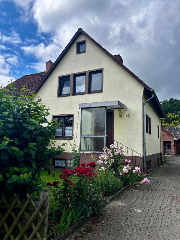 ein weißes Haus mit ein paar Blumen davor in der Unterkunft Ferienhaus Müller in Soltau