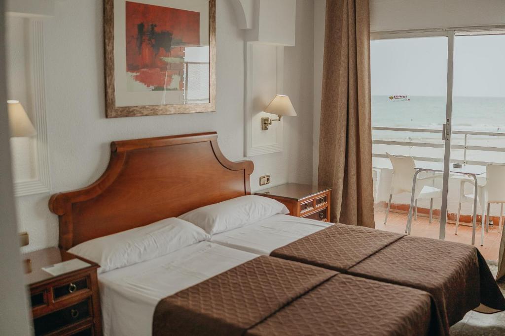 Llit o llits en una habitació de Hotel Polamar