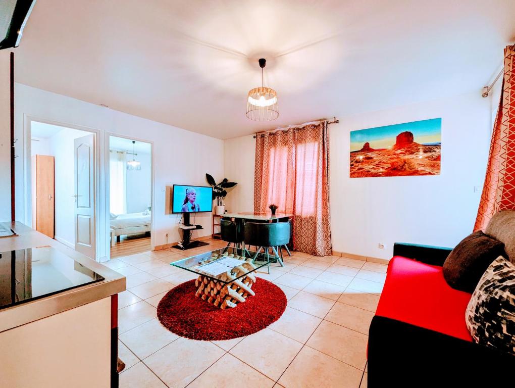 Μια τηλεόραση ή/και κέντρο ψυχαγωγίας στο Chic apart with parking near Paris