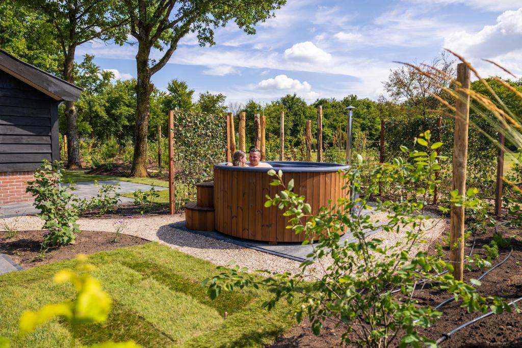 Taman di luar Valkse Hoeve met Sauna & Hottub | 6 personen
