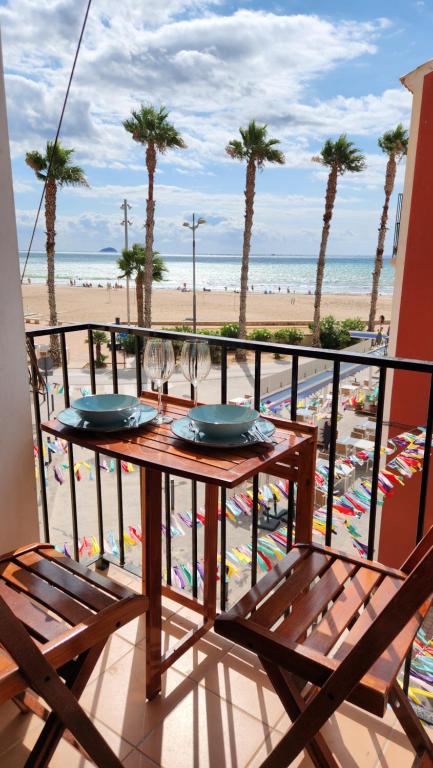 a table and chairs on a balcony overlooking the beach at Apartman CA34 in Villajoyosa