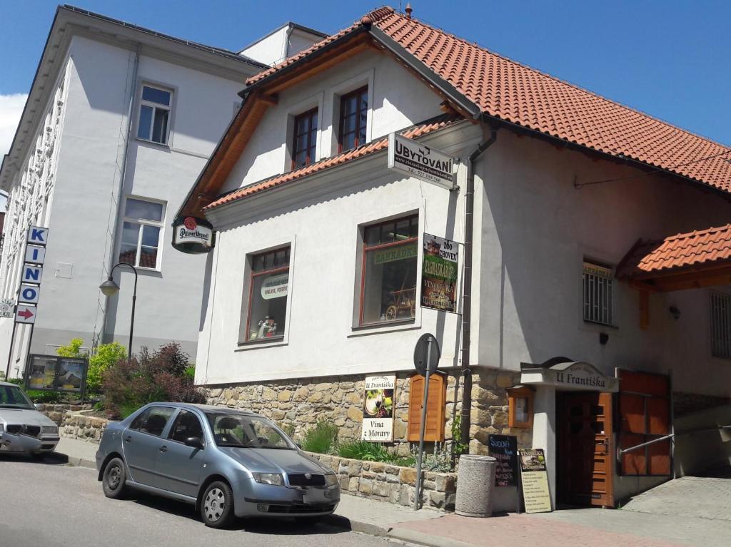 un pequeño coche aparcado frente a un edificio en Ubytování U Františka, en Valašské Klobouky