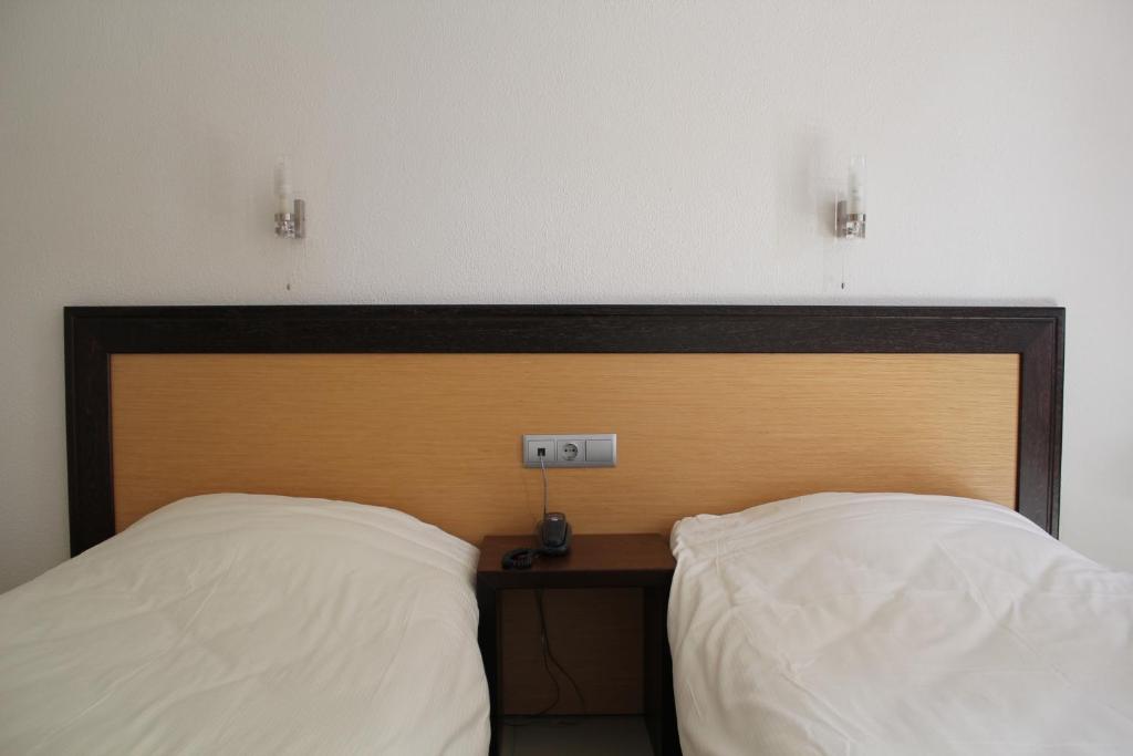 Postel nebo postele na pokoji v ubytování Aposperides Hotel