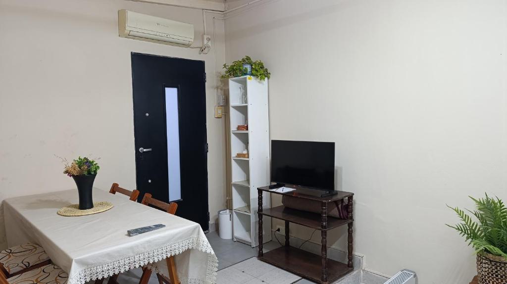 a dining room with a table and a television at Apart POTRERILLO in San Fernando del Valle de Catamarca