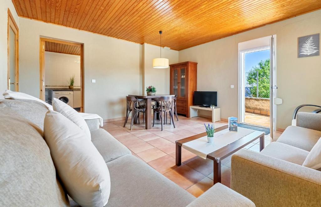 una sala de estar con un sofá y una mesa en Eremita, en La Figuera