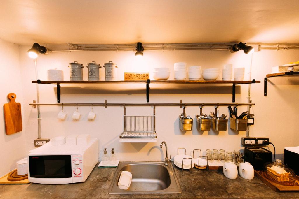 Η κουζίνα ή μικρή κουζίνα στο Monomer Hostel Bangkok